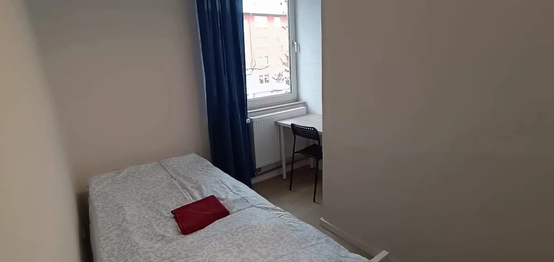 Comfortable and spacious student room in 