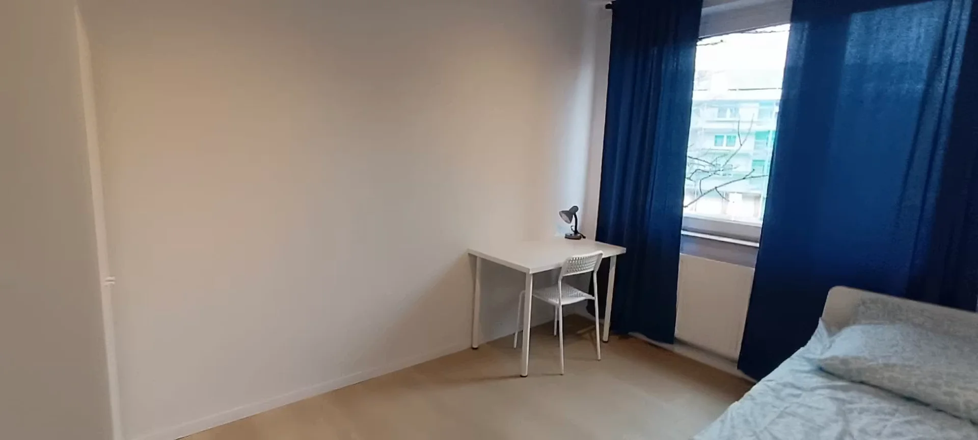 Quarto de estudante confortável e espaçoso em 