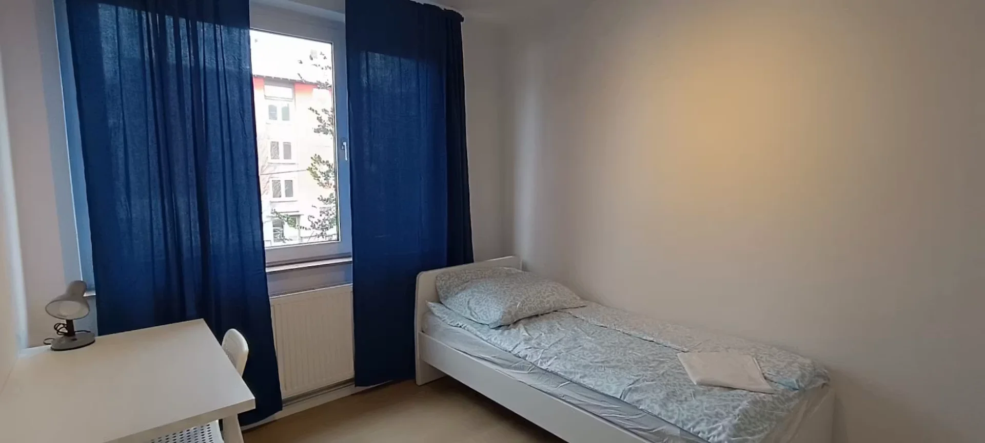 Quarto para alugar em apartamento de estudantes em , totalmente mobilado