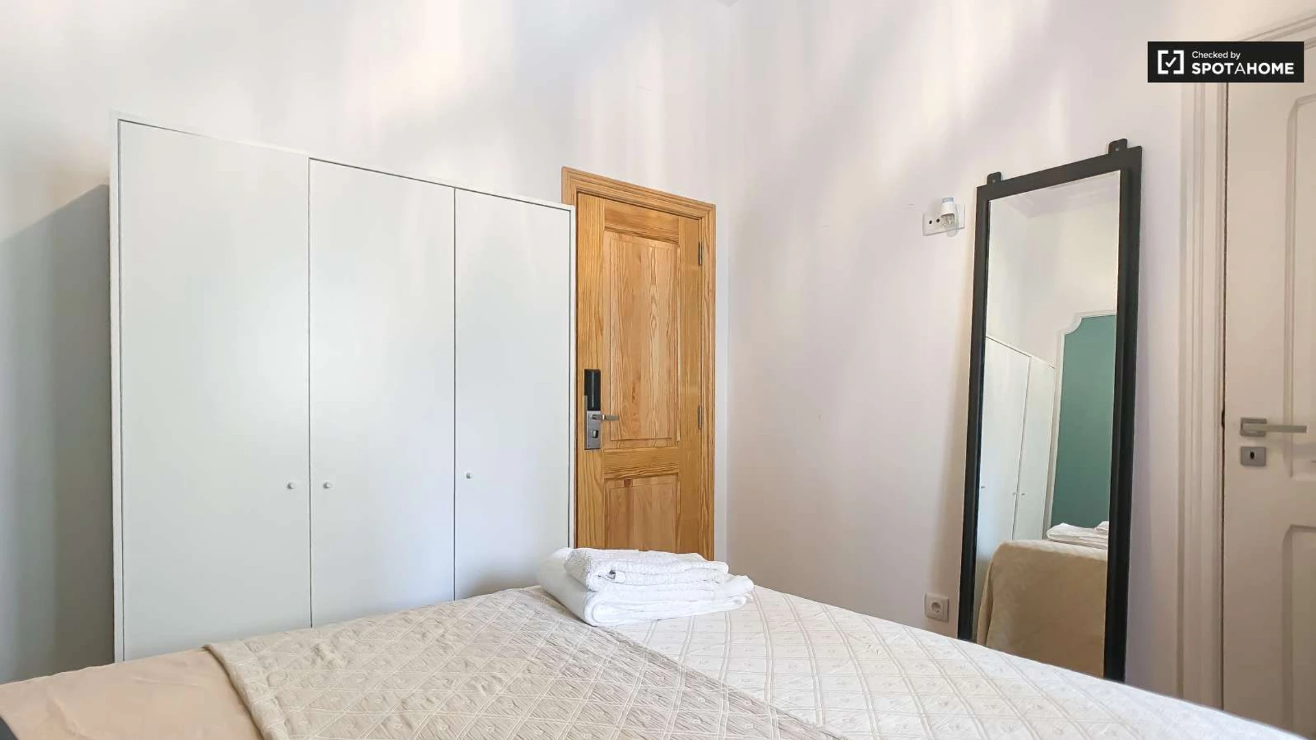 Room for rent in a shared flat in Lisbon