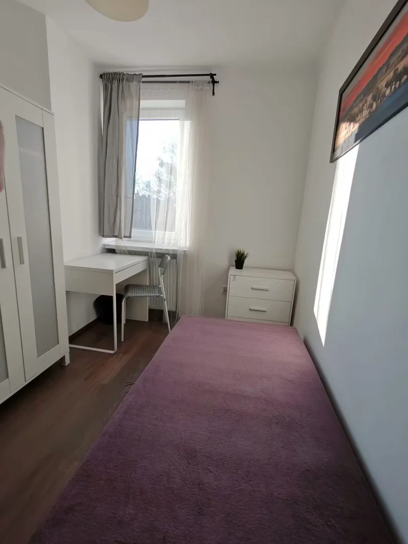 Chambre confortable pour étudiants disponible dans 