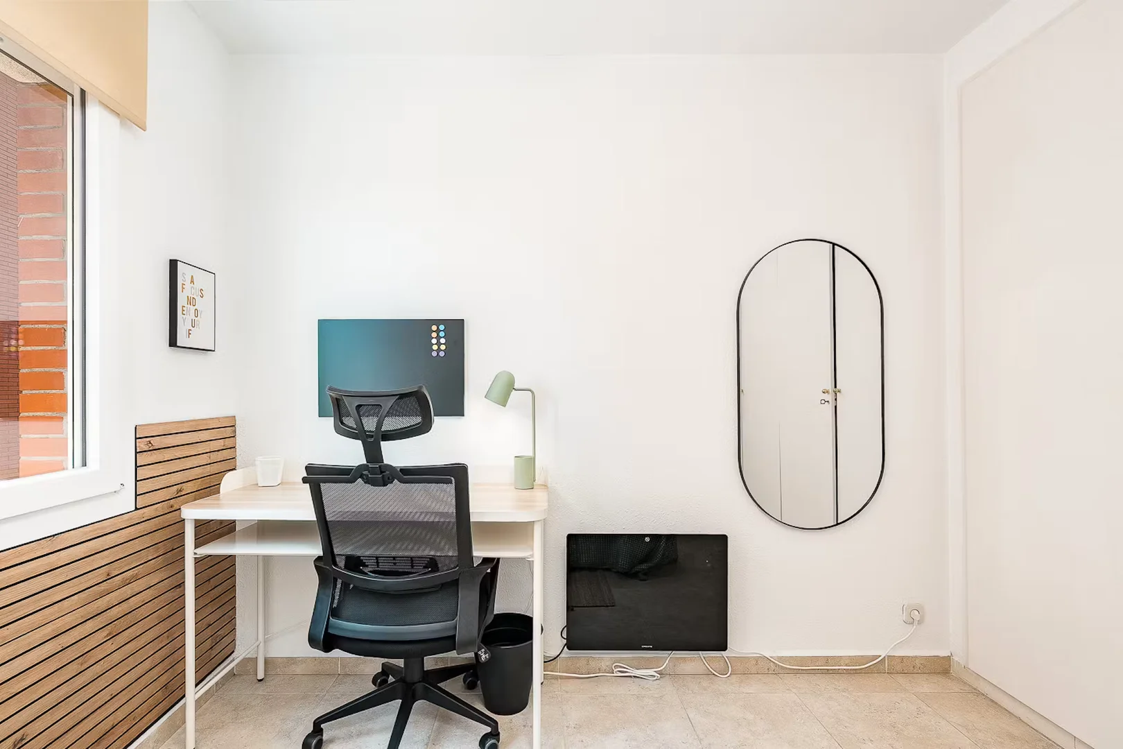 Quarto de estudante em  com área de estudo e instalações partilhadas