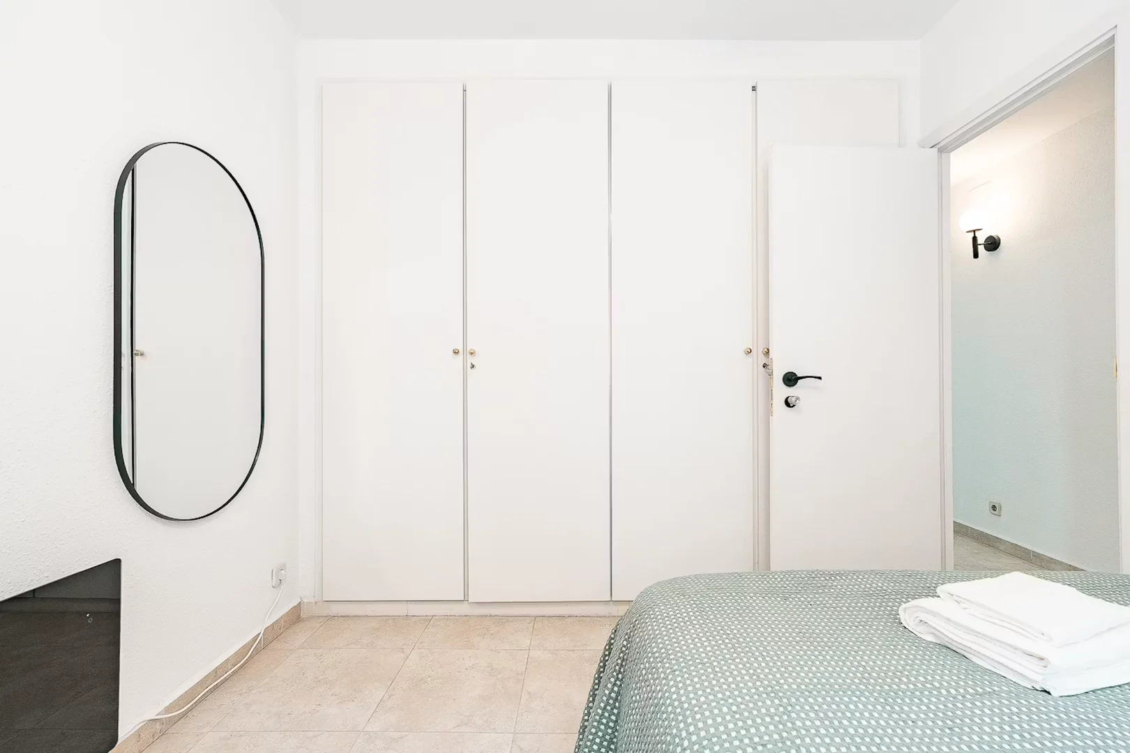 Quarto de estudante em  com área de estudo e instalações partilhadas