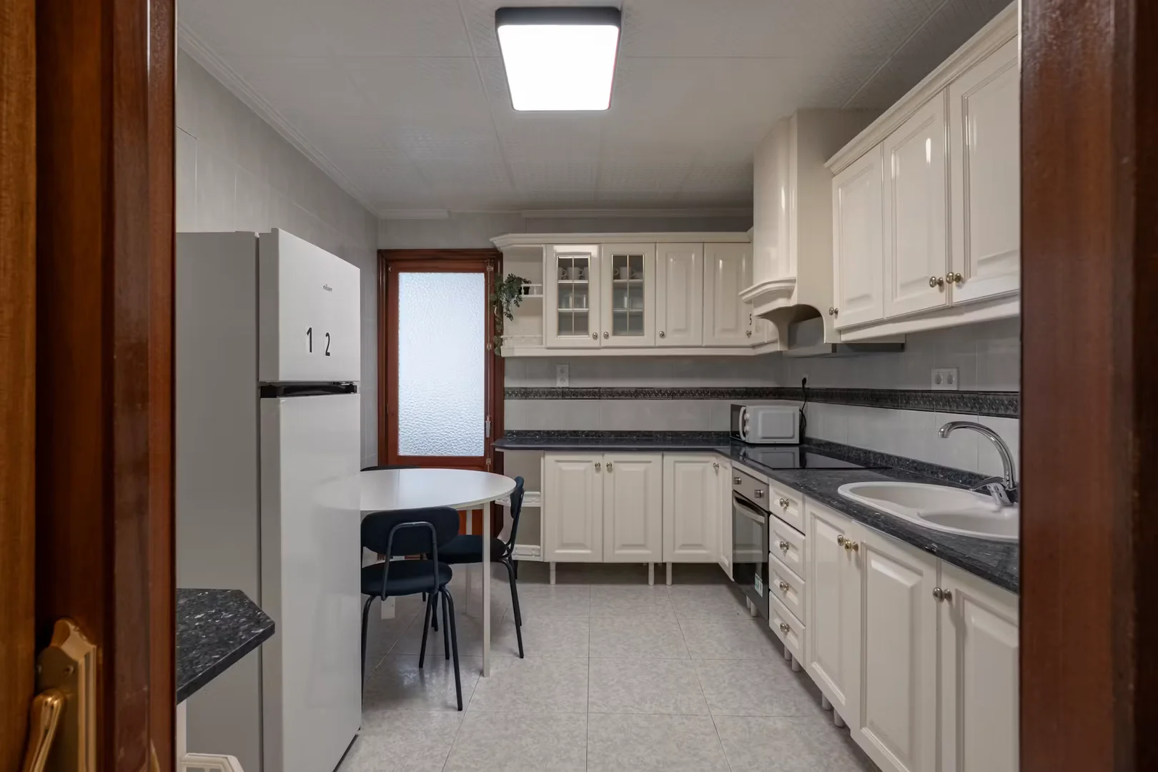 Bright and airy student room with easy university access in 