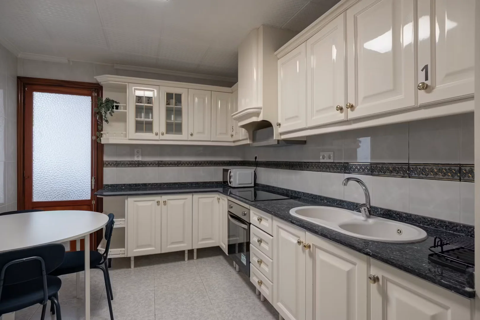 Comfortable and spacious student room in 