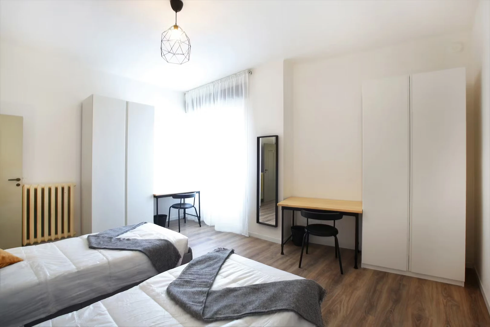 Luminosa stanza condivisa in affitto a Modena