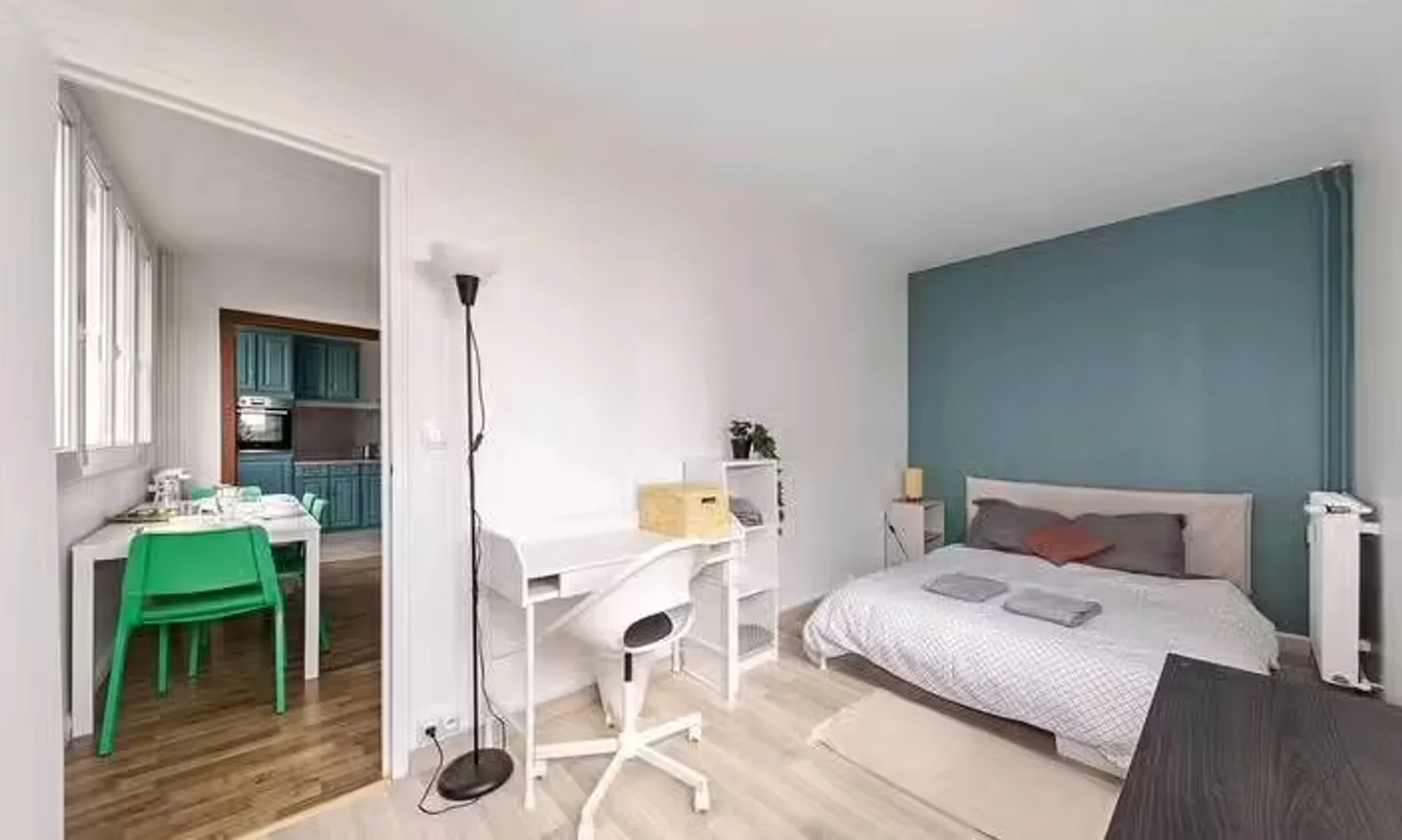 Functional student room perfect for studying in 