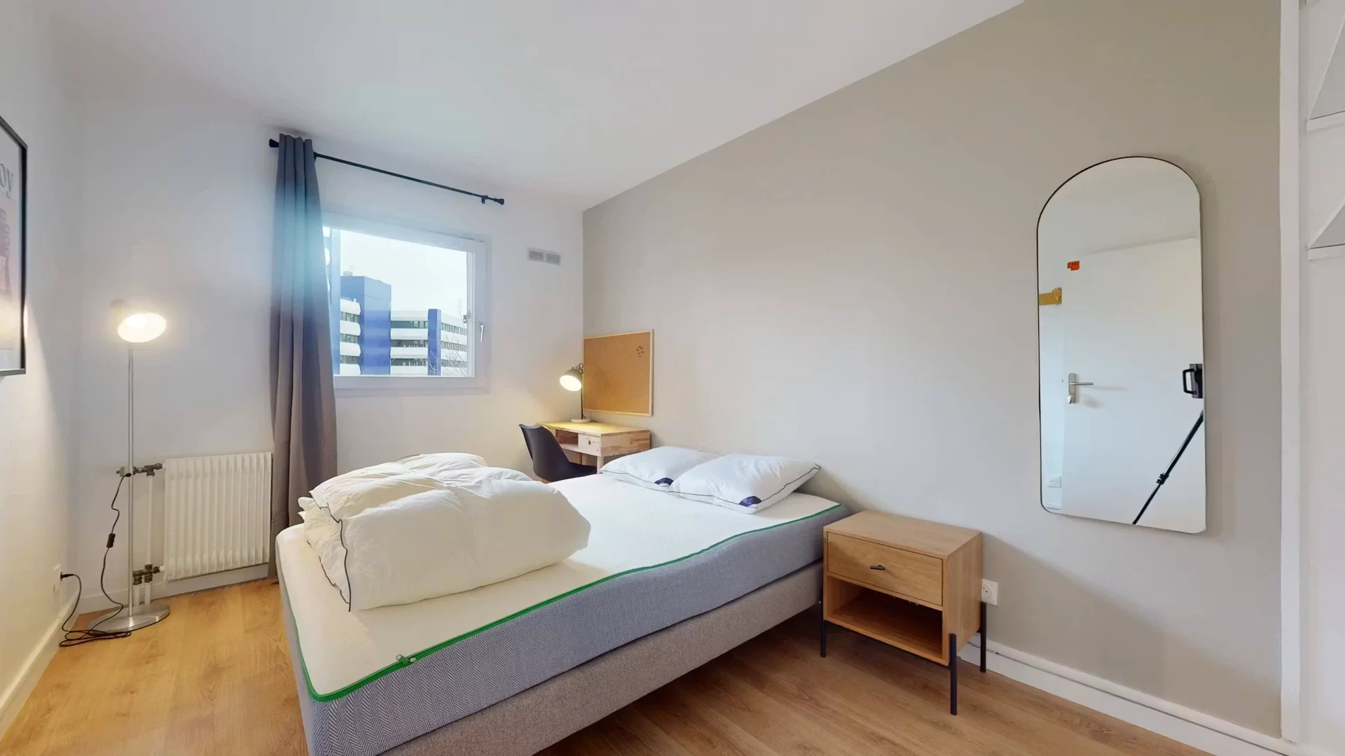 Quarto de estudante confortável e espaçoso em