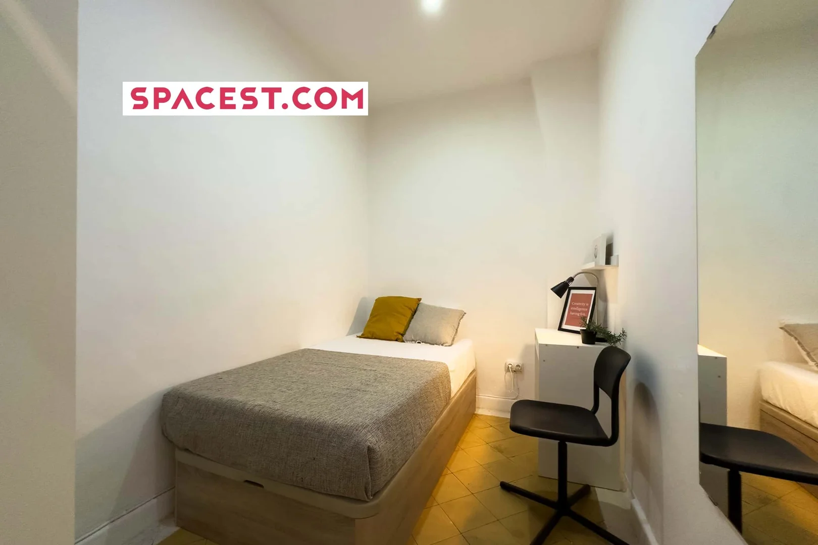 Habitación estudiantil funcional perfecta para estudiar en 