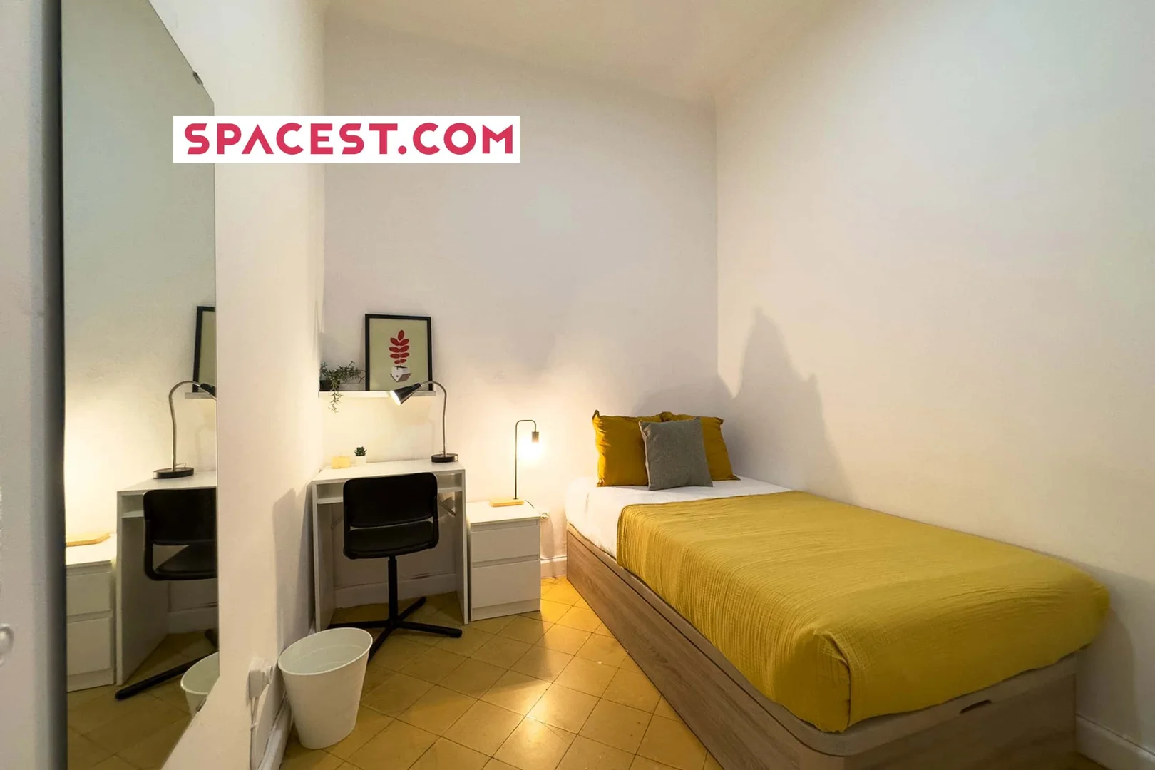 Habitación estudiantil funcional perfecta para estudiar en 