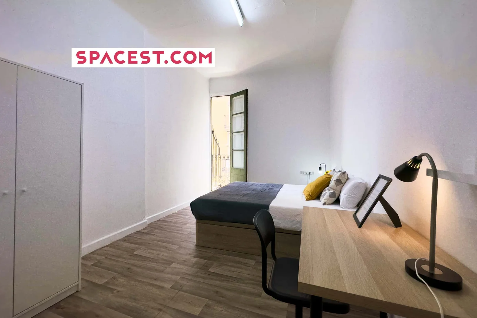 Habitación estudiantil luminosa y aireada con fácil acceso a la universidad en 