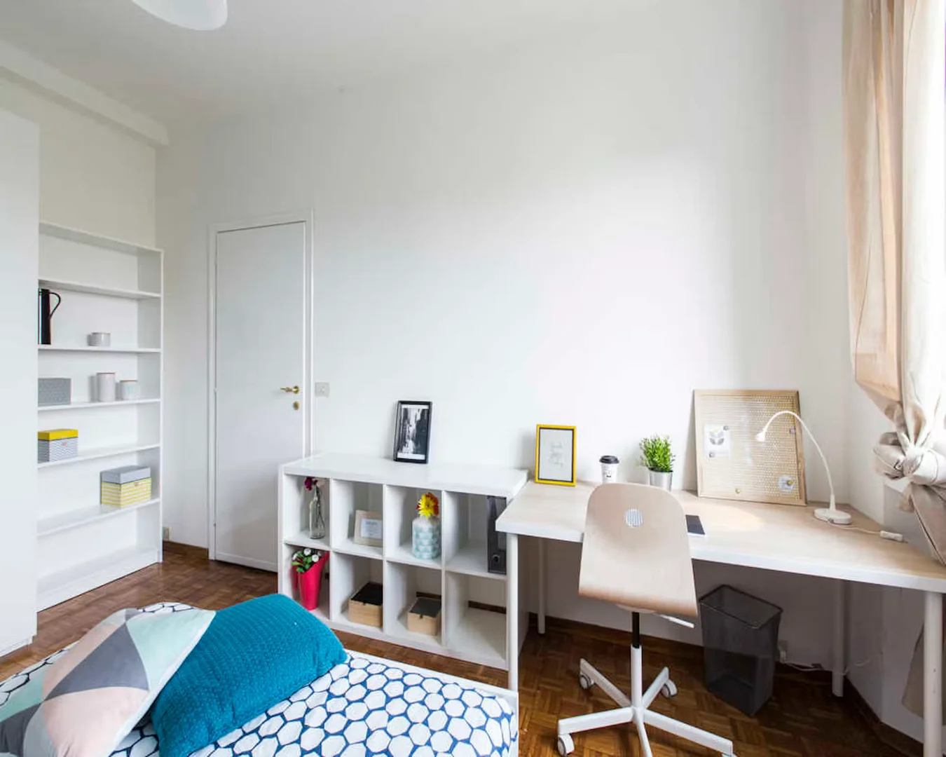 Stanza economica per studenti con ampia illuminazione in 