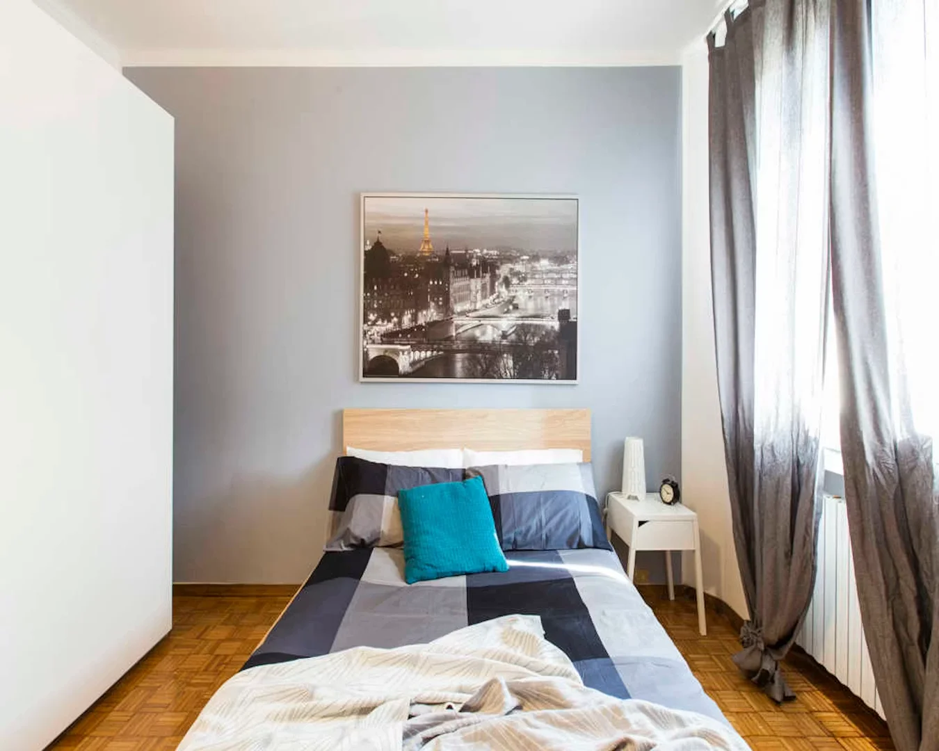 Habitación estudiantil funcional perfecta para estudiar en