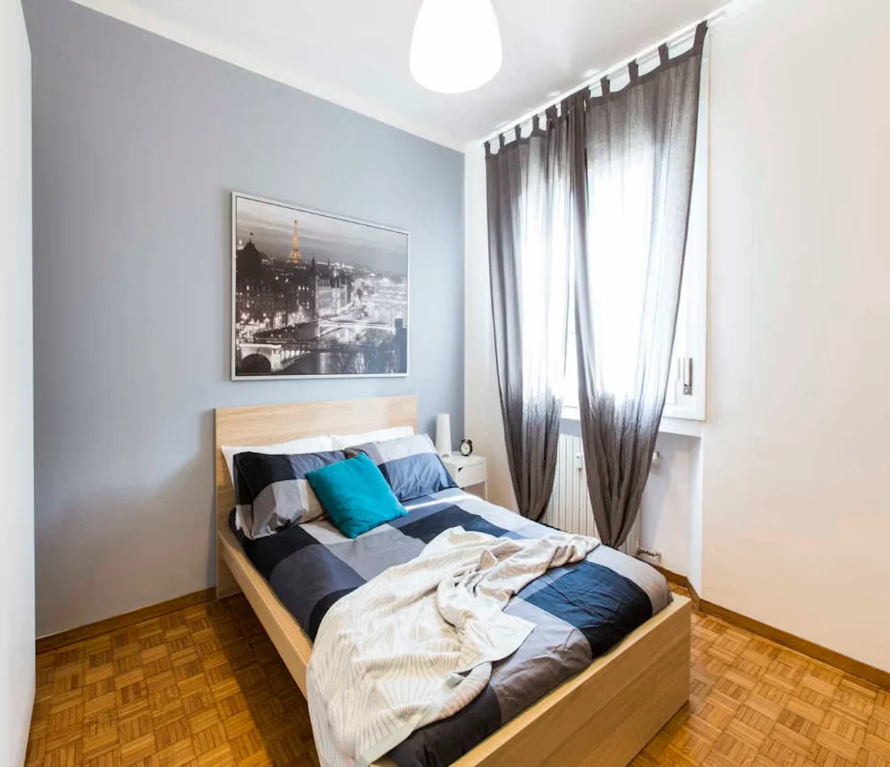 Habitación asequible para estudiantes con buena iluminación en