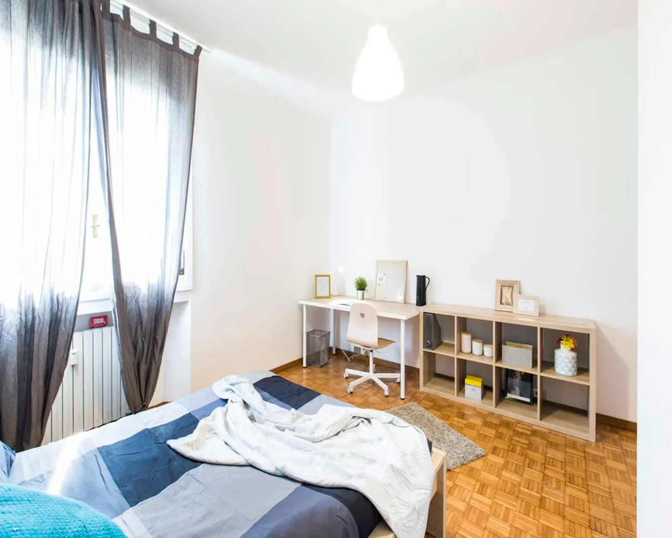 Habitación estudiantil amplia y cómoda en
