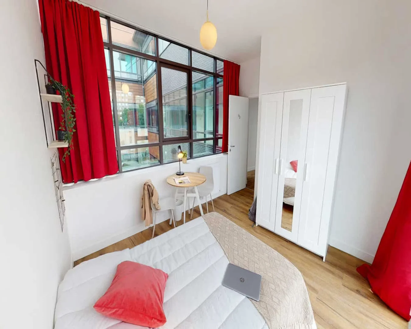 Habitación estudiantil amplia y cómoda en 