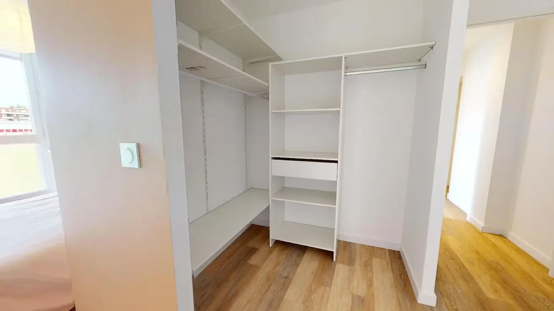 Habitación para estudiantes en con área de estudio y facilidades compartidas