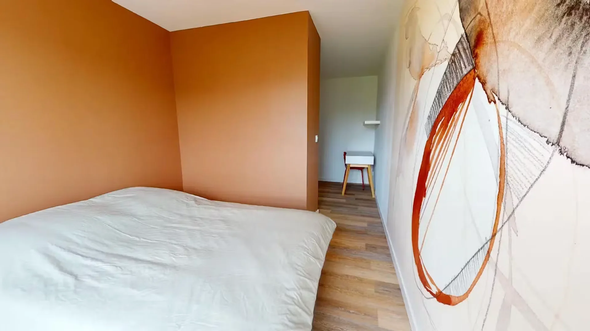Habitación estudiantil amplia y cómoda en
