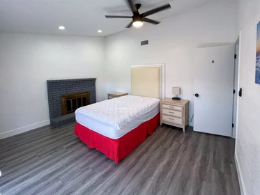 Renting rooms by the month in Las-vegas