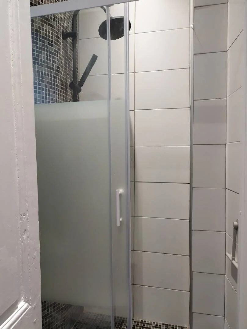 Chambre abordable pour les étudiants avec un bon éclairage dans 