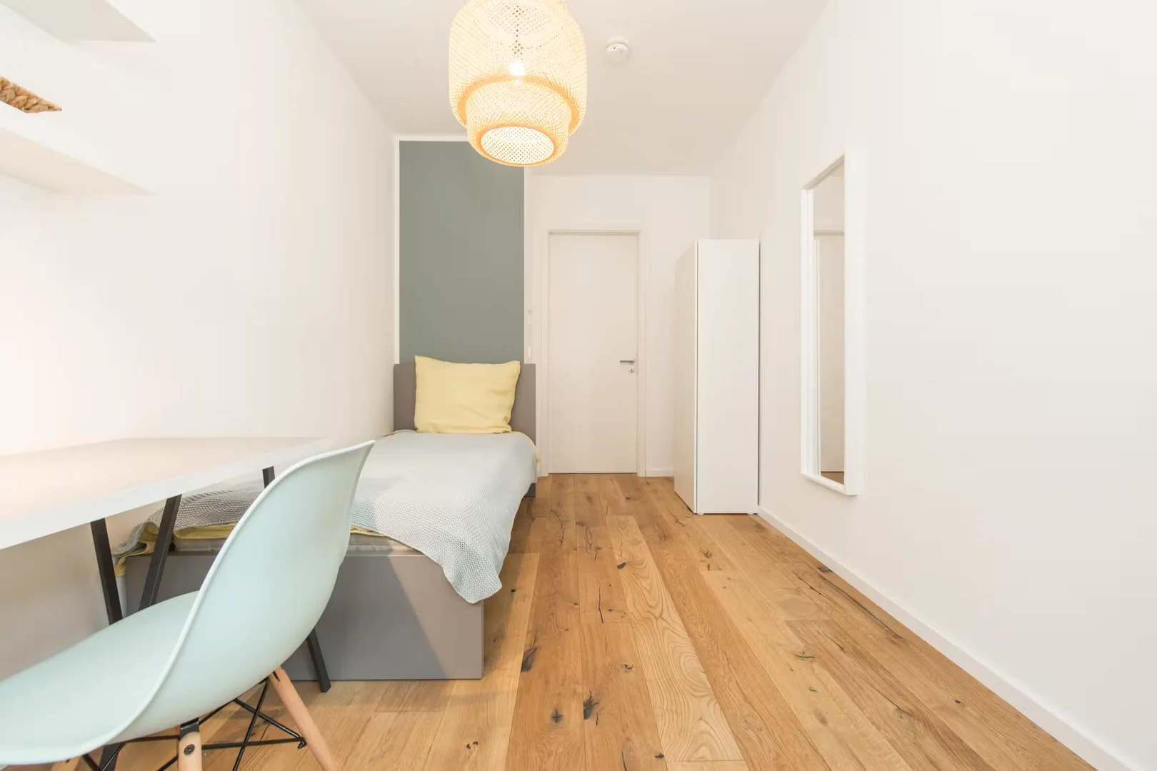 Quarto de estudante em  com área de estudo e instalações partilhadas