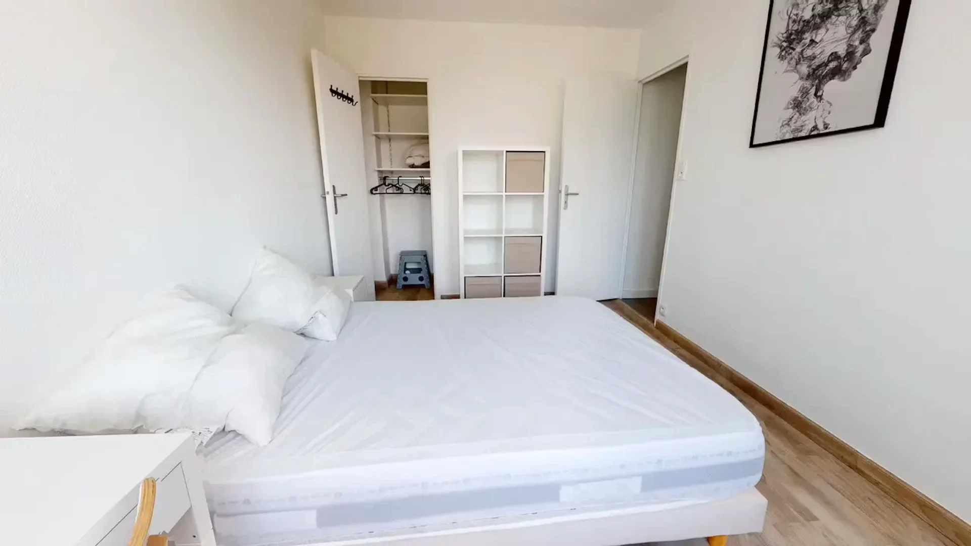 'de modern olanaklara sahip öğrenci dostu oda