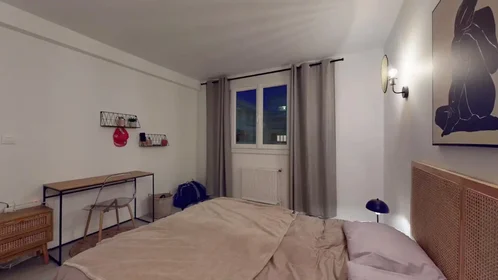 Quarto iluminado em {area}
