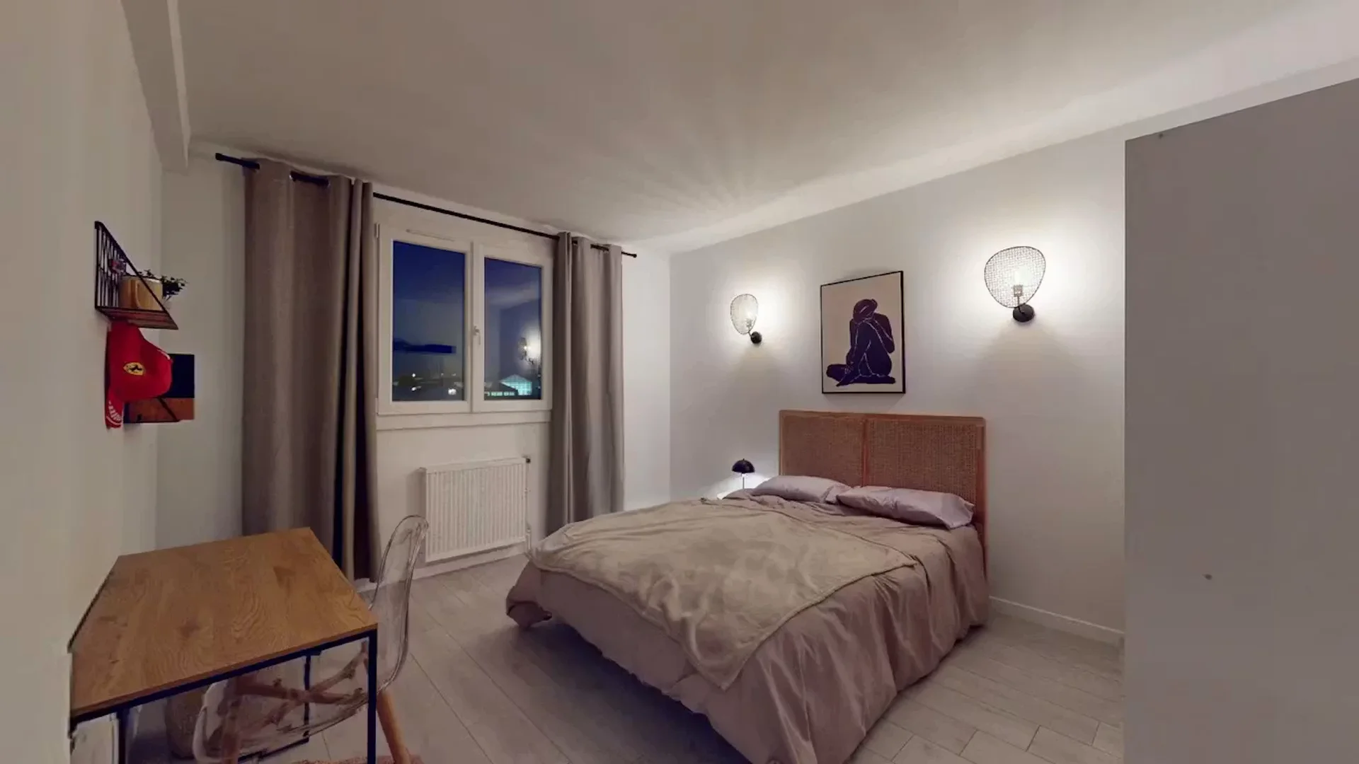 Quarto de estudante luminoso e arejado com acesso fácil à universidade em