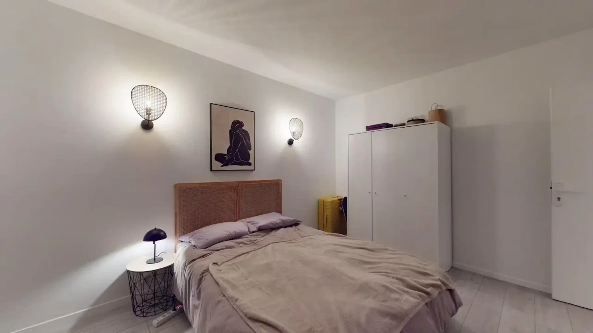 Quarto de estudante luminoso e arejado com acesso fácil à universidade em