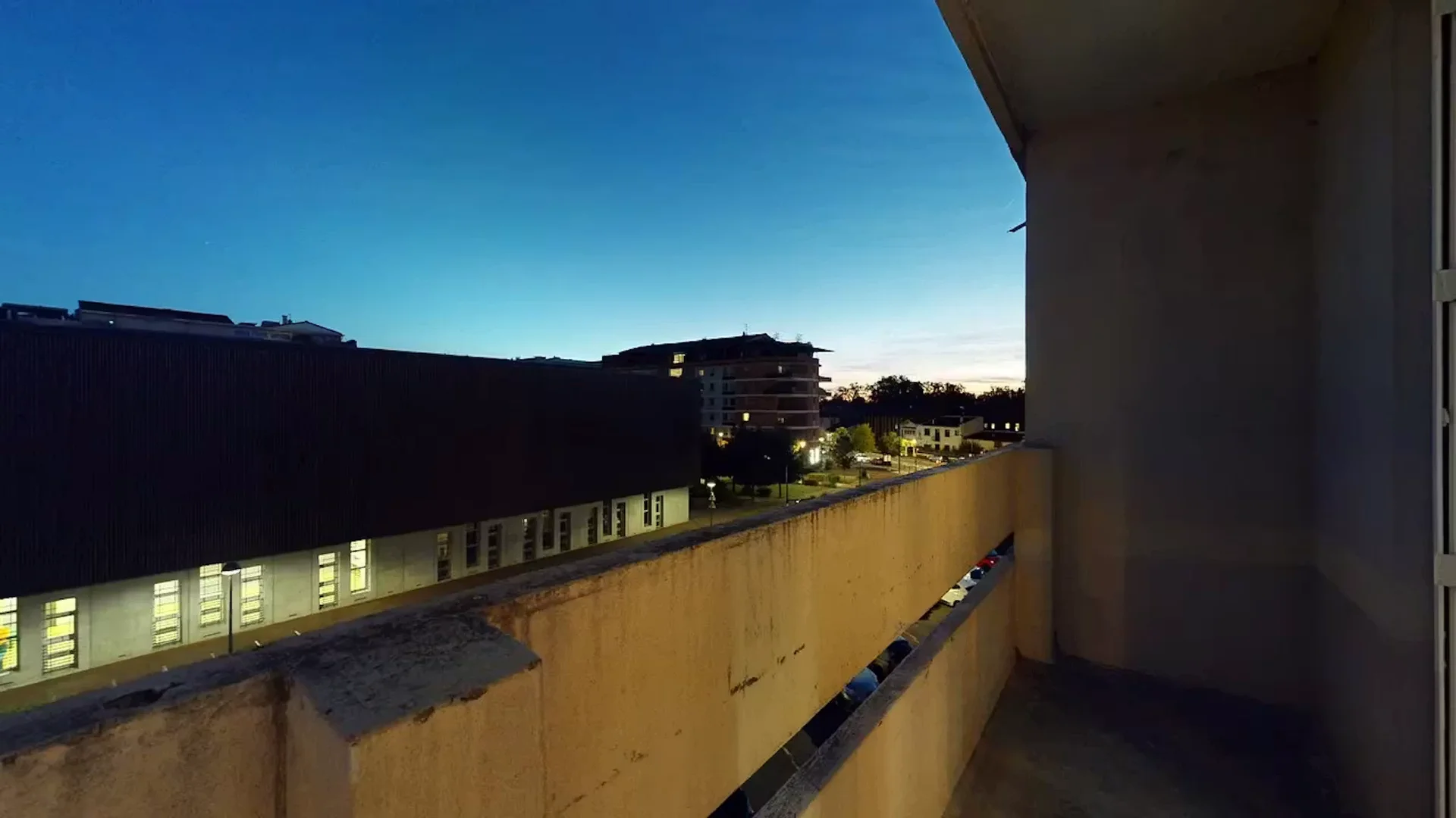 Quarto de estudante luminoso e arejado com acesso fácil à universidade em