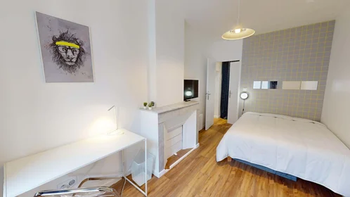Chambre privée à 60 Rue Grignan, 13001 Marseille, France, image 1 de 20