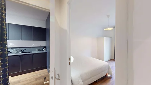Chambre privée à 60 Rue Grignan, 13001 Marseille, France, image 3 de 20