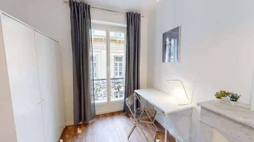 Chambre privée à 60 Rue Grignan, 13001 Marseille, France, image 5 de 20