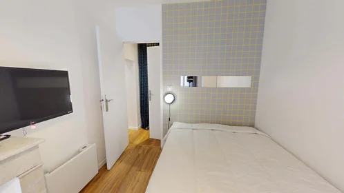 Chambre privée à 60 Rue Grignan, 13001 Marseille, France, image 6 de 20