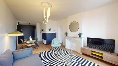 Chambre privée à 60 Rue Grignan, 13001 Marseille, France, image 10 de 20