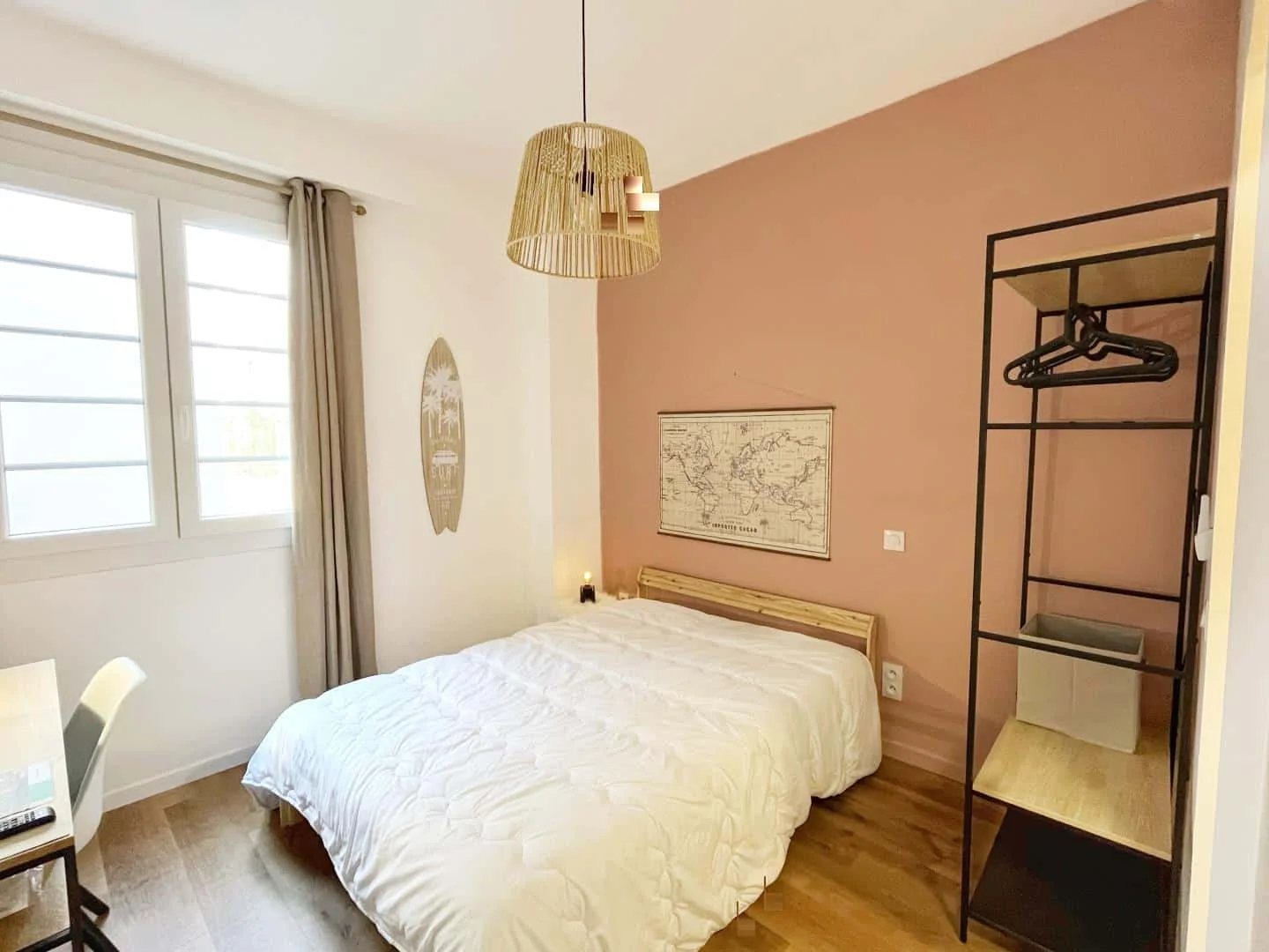 Quarto amigo do estudante em com comodidades modernas