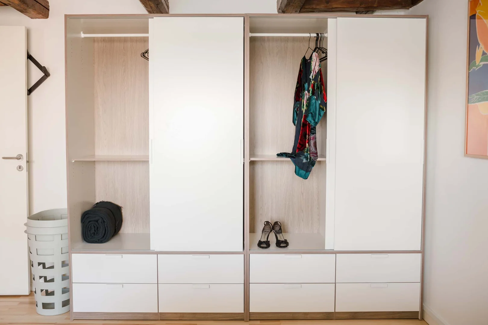 Quarto acessível para estudantes com iluminação ampla em 