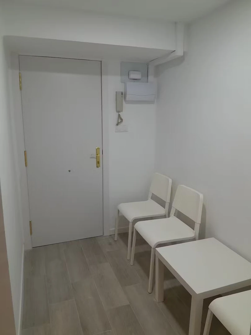 Cheap shared room in Valencia