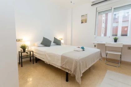 Habitación privada muy luminosa en Malaga