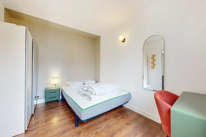 Cheap private room in Paris