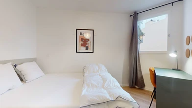 Cheap private room in Paris