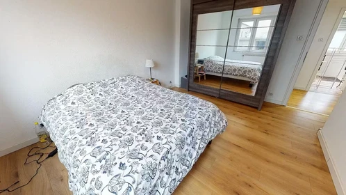 Zimmer mit Doppelbett zu vermieten {area}