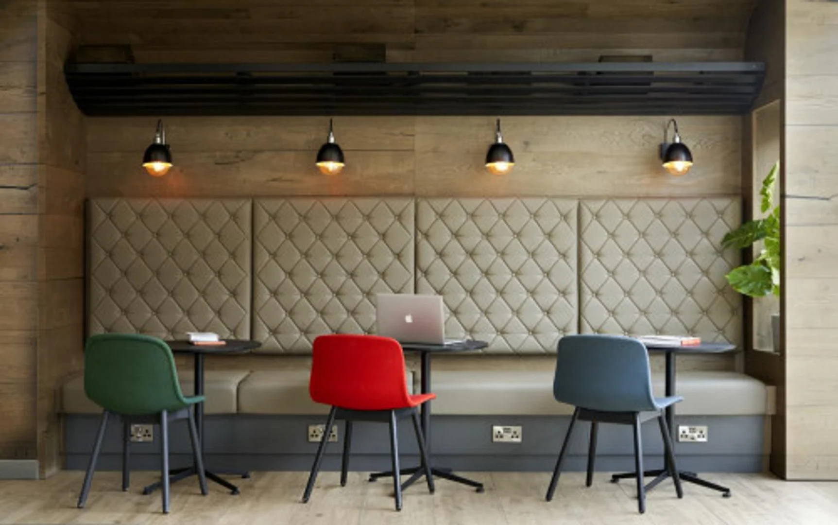 Quarto acessível para estudantes com iluminação ampla em 