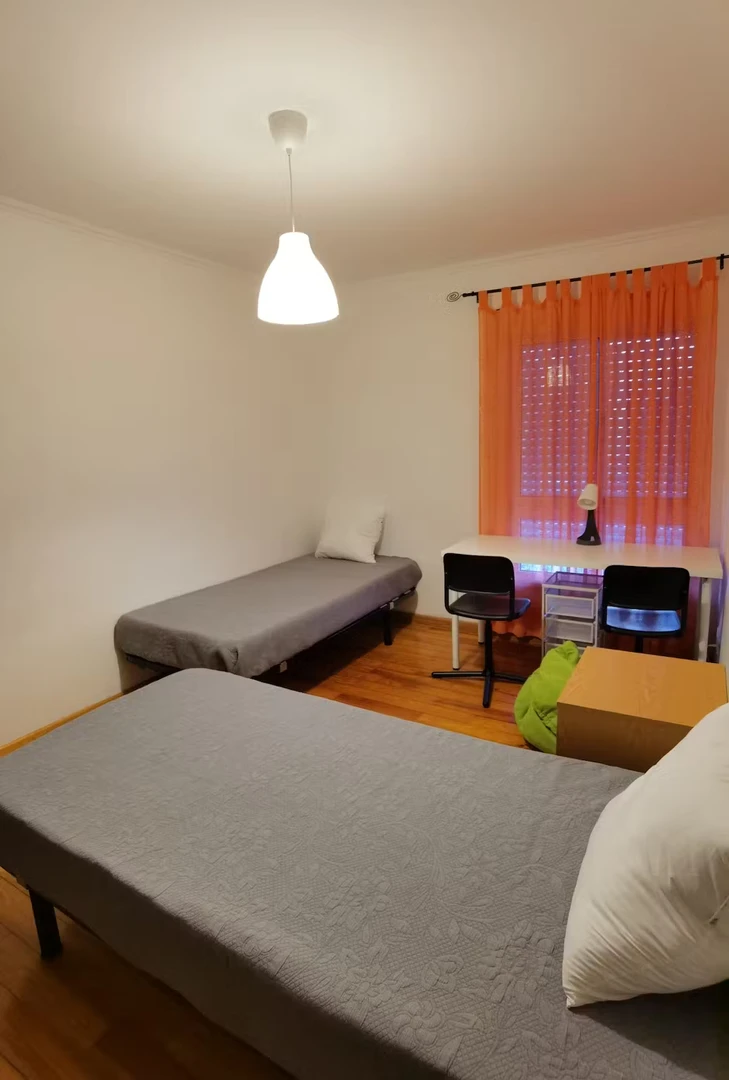 Mehrbettzimmer in 3-Zimmer-Wohnung Setúbal