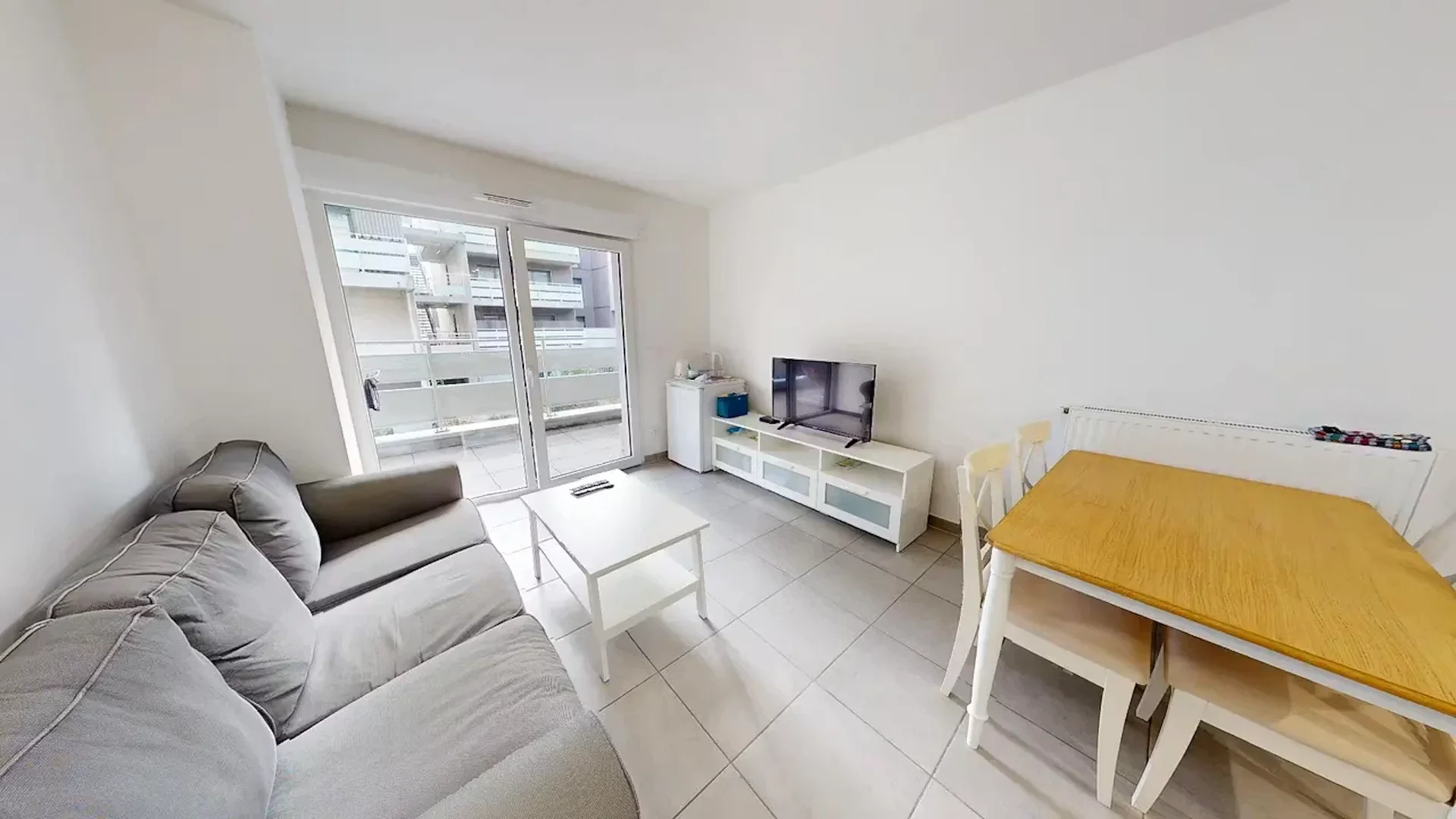 Quarto de estudante em com área de estudo e instalações partilhadas