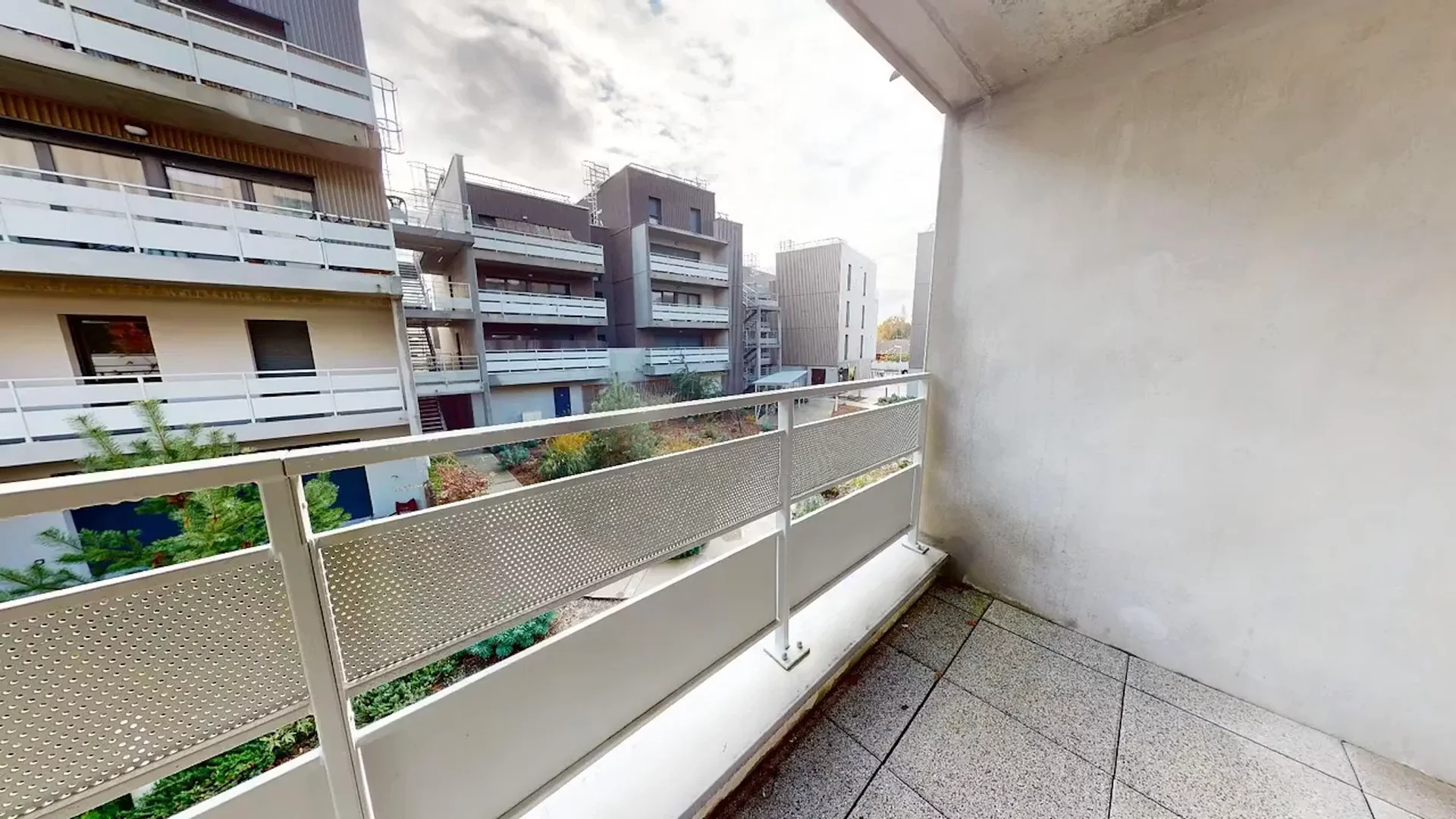 Quarto de estudante confortável e espaçoso em
