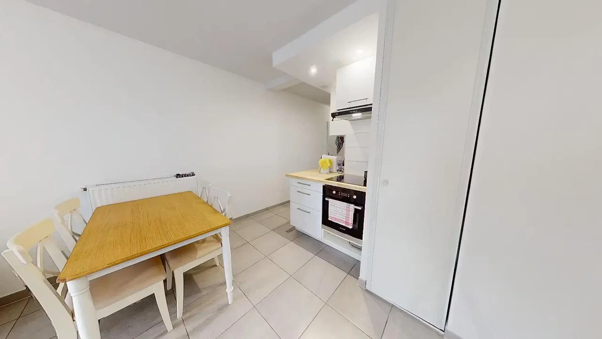 Quarto acessível para estudantes com iluminação ampla em