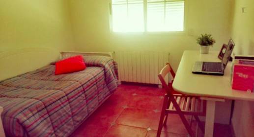 Zimmer mit Doppelbett zu vermieten burjassot