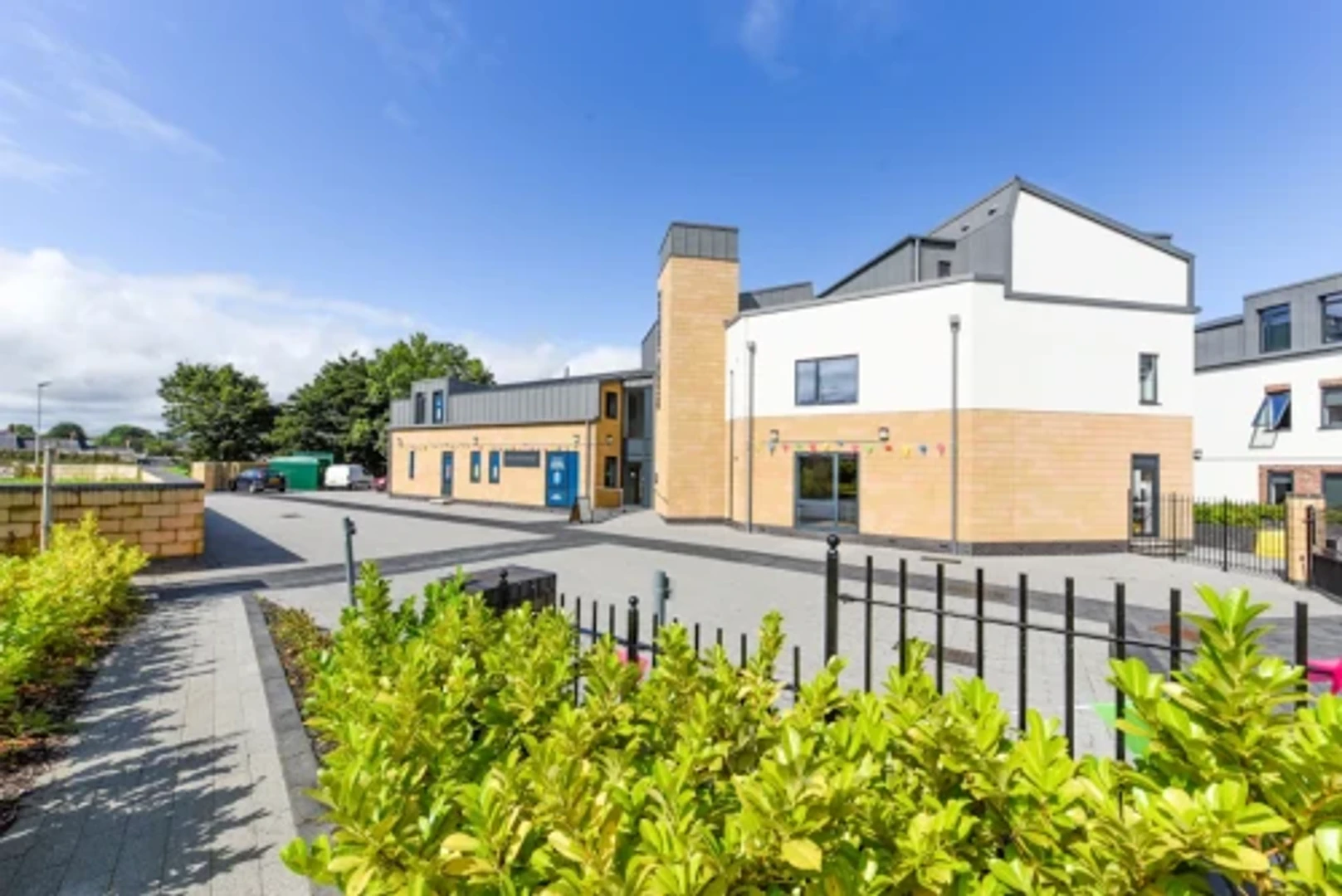 Bright and airy student room with easy university access in 