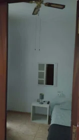 Chambre privée à C/ del Gral. San Martín, 3, 46004 València, Valencia, Spain, image 1 de 10